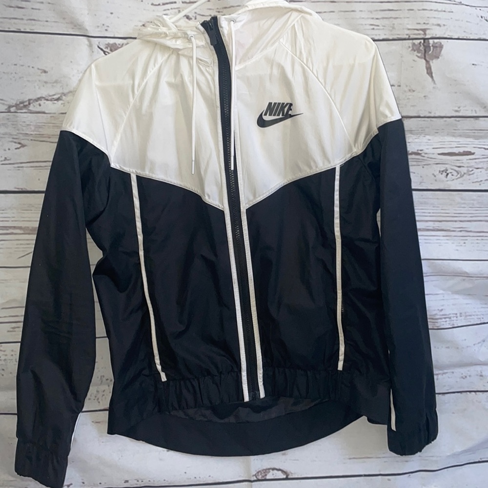 NIKE TRACK JACKET ZIPUP SMALL BLACK/WHITE